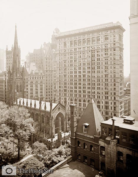 Trinity churchyard, skyscrapers New York early 20th century - Click Image to Close