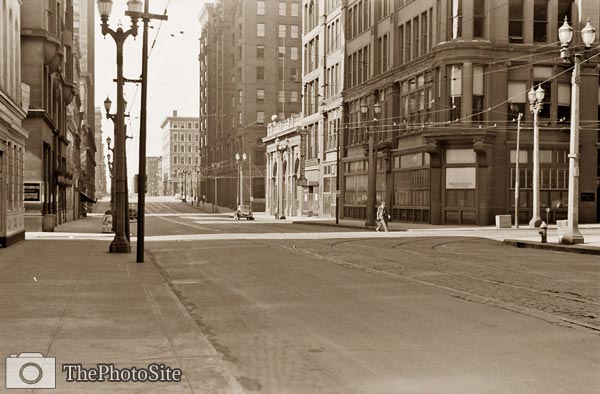 St. Louis, Missouri 1940, downtown street on a Sunday morning - Click Image to Close
