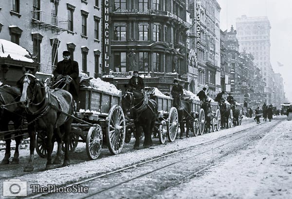 Cleaning snow in trucks, New York Streets 1908 - Click Image to Close