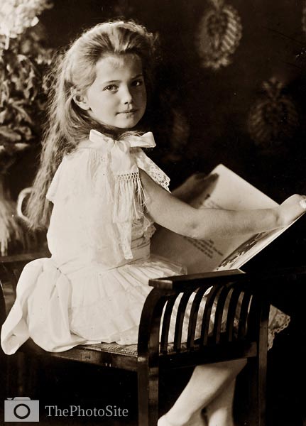 Grand Duchess Maria Nikolaevna of Russia, with book - Click Image to Close