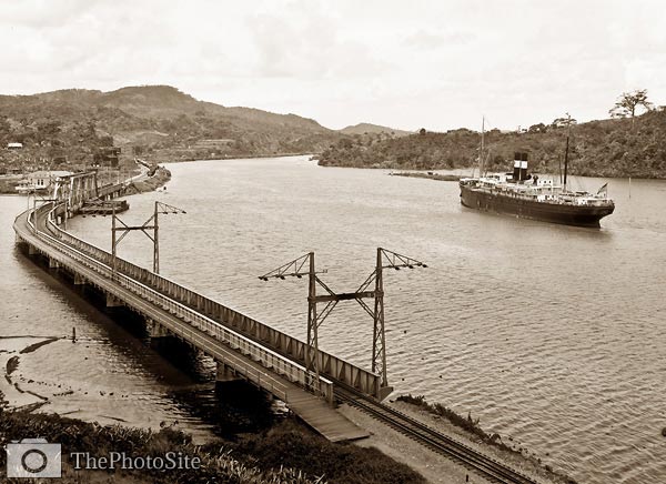 Steamship on Chagres River crossing, Gamboa, Panama Canal - Click Image to Close