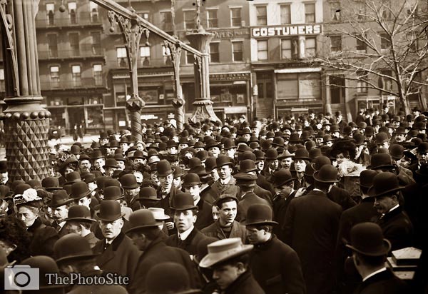 Suffragettes crowd Union Square New York 16th Feb 1908 - Click Image to Close