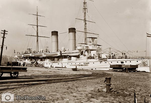 The ship Utrecht of Holland, at pier 1909 - Click Image to Close