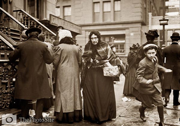 Taking home baskets, Salvation Army Christmas NY 1908 - Click Image to Close