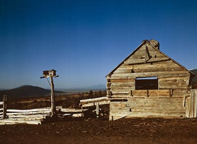 Wooden cabin and birdhouse with a view. La Alama, 1943